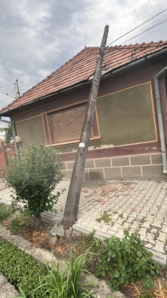 Stâlp de curent căzut pe o casă în Uileacul de Criș